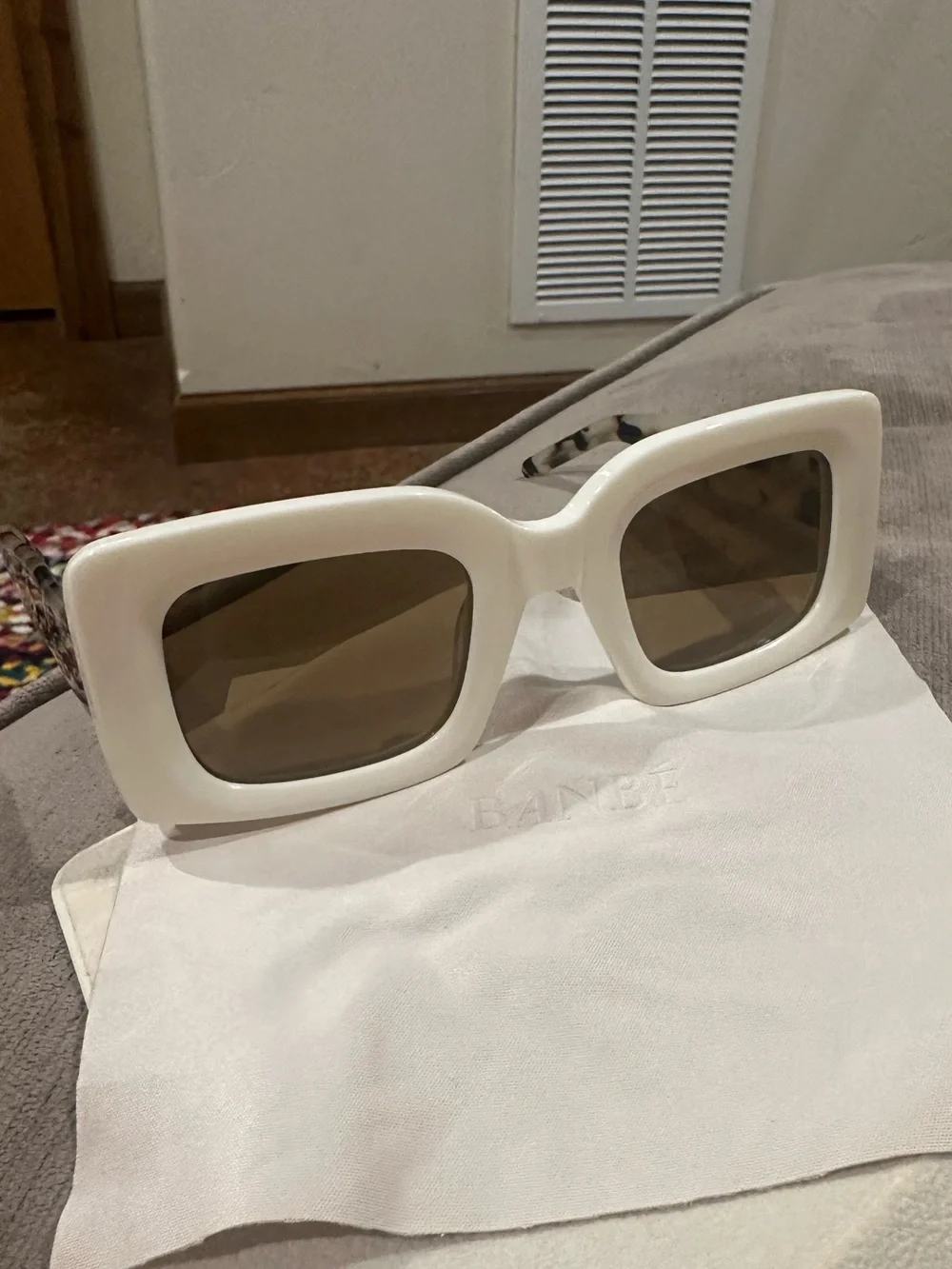 Banbè cream white with tortoise shell.